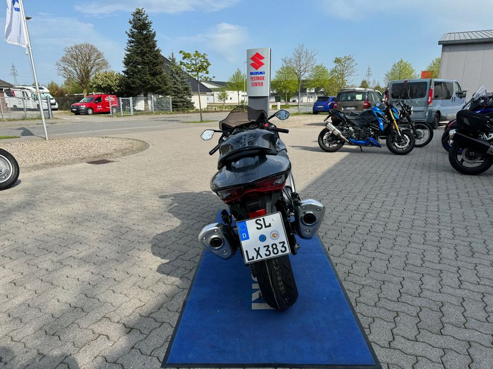 Böwadt-und-Hansen-252-Suzuki-GSX-1300-R-Hayabusa-grau-rot in Handewitt