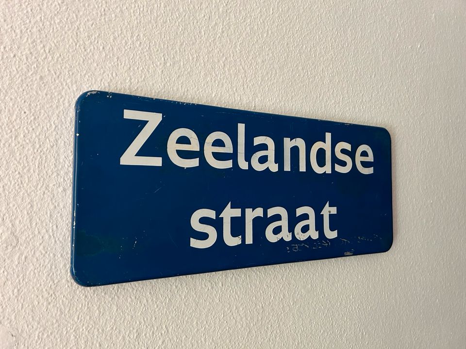 Altes Straßenschild auf Niederländisch • Metallschild aus Holland in Hamburg