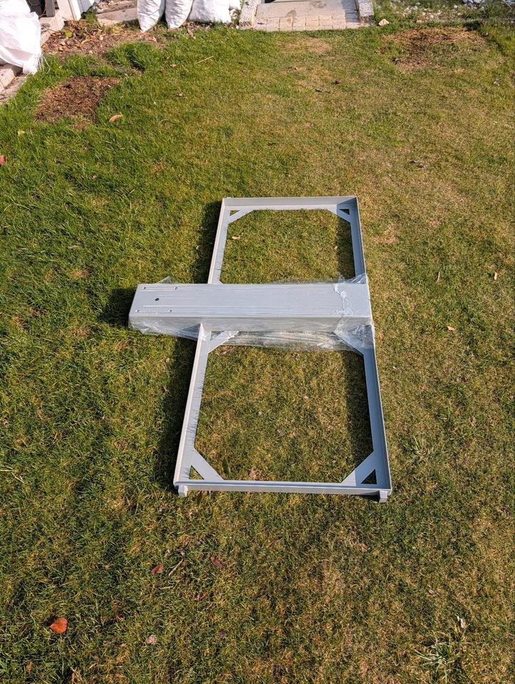 Grosser, wertiger und schöner Schirmständer für Ampelschirme in Aidlingen