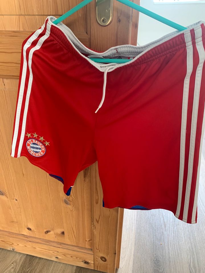 FC Bayern Trikots Kinder L/XL in Kappel-Grafenhausen