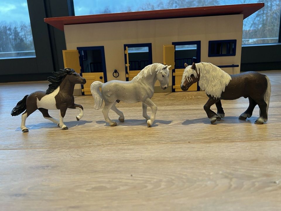 Schleich 40164 Pferdestall mit 9 Pferden, 2 Hunden und Zaun in Bielefeld