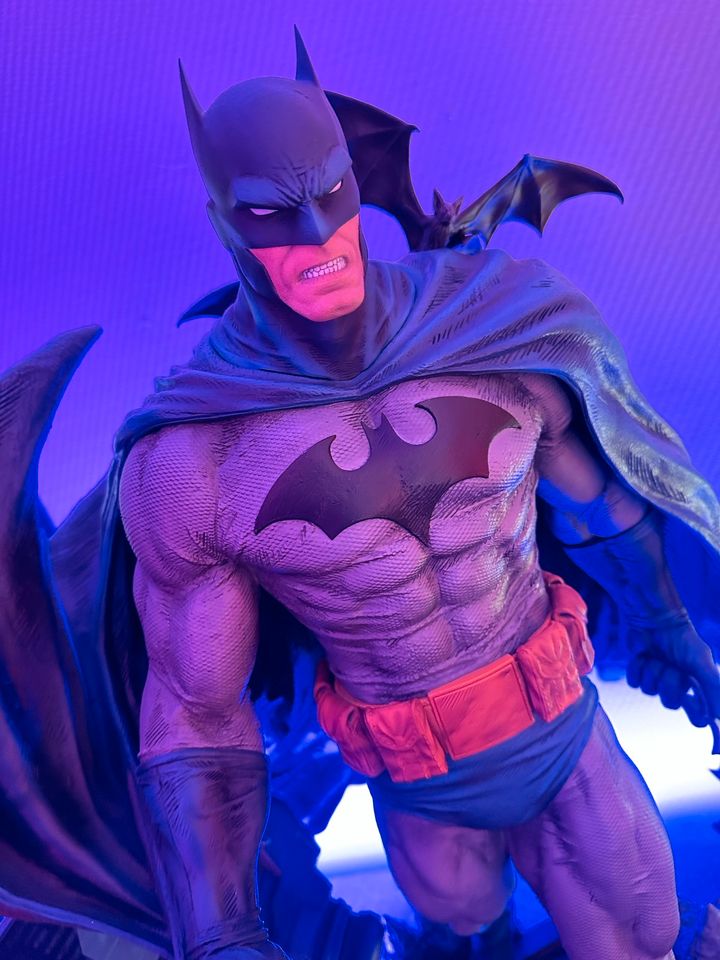 Prime 1 Studio Batman Hush Batcave Edition DX in Goch