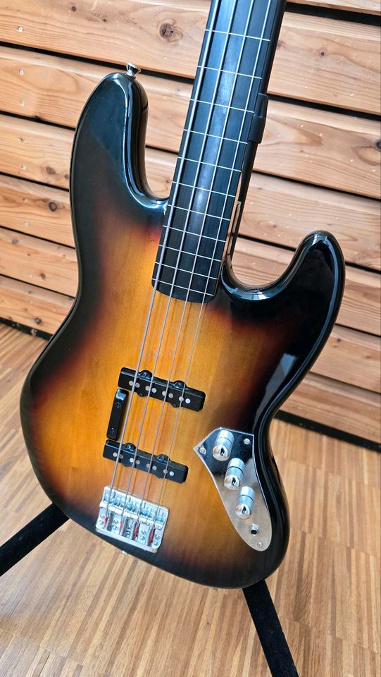 Squier Fender Jazz Bass Fretless in Elchingen