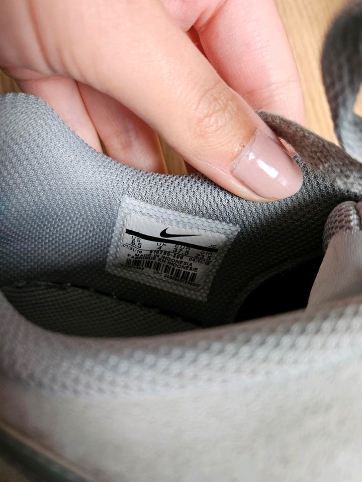 Nike Sneaker 37.5 Halbschuhe schnürer khaki grau grün in Seevetal