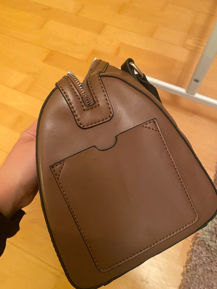 schicke Mango Handtasche in Reute