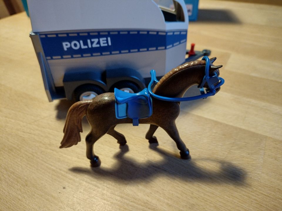Playmobil Polizeipferdeanhänger in Kinderhaus