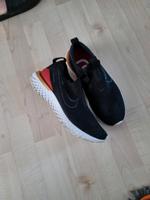 Nike Sneaker Schwarz/Rot/Gold Nur Selbstabholer/Barzahlung!!! Hessen - Offenbach Vorschau