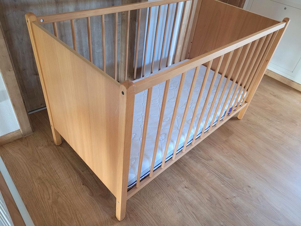 Babybett Gitterbett Beistellbett aus Holz inkl Matratze in Kipfenberg