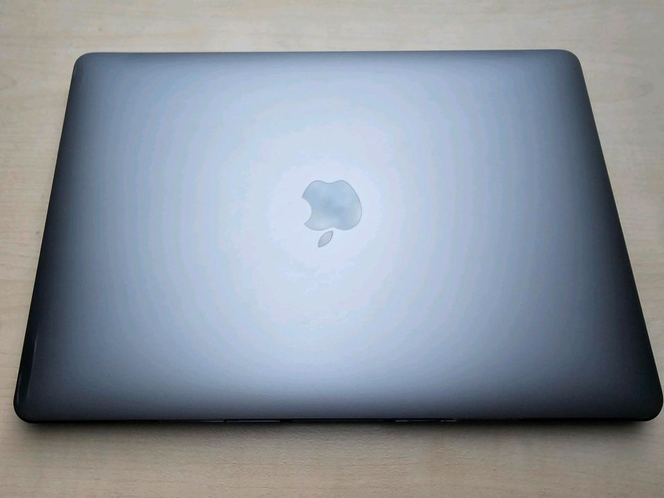 MacBook Pro 2019 13" 256GB mit Touchbar und Zubehör in Crimmitschau