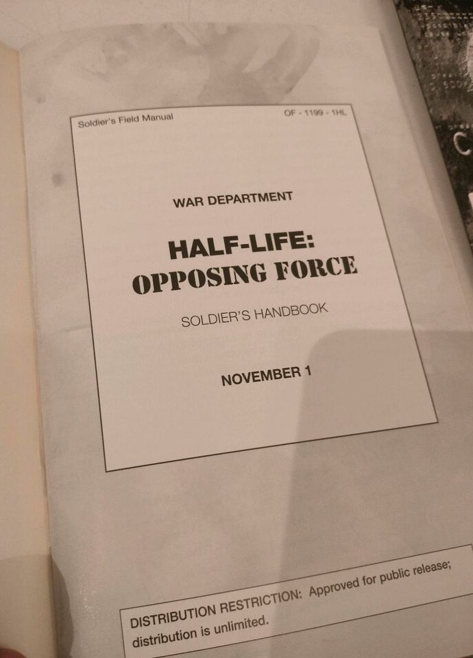 3x Valve Handbücher / Owners Manuals / Half-Life / CS / OF in Winnweiler