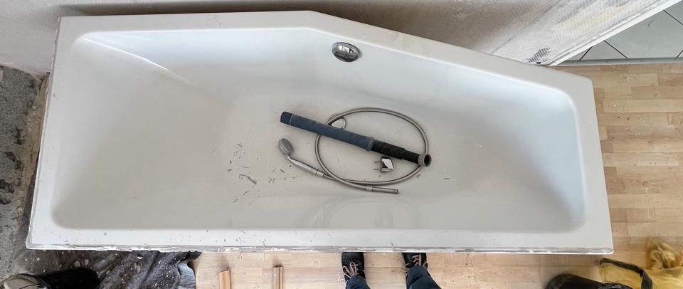 Badewanne makellos mit Hansgrohe Armatur, Brause, Ständer, Ablauf in Horb am Neckar