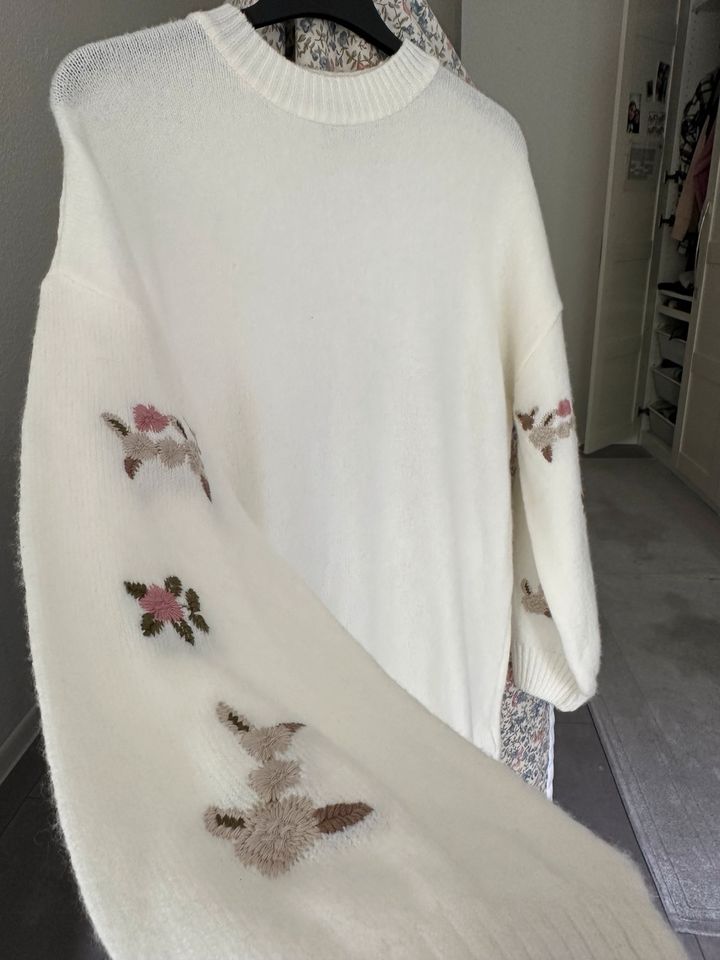 Strickpullover mit Blumen Stickerei in Berlin