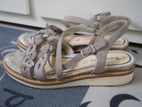 Schöne Tamaris Sandalen Silber Gr.40 leichter Keilabsatz Wandsbek - Hamburg Sasel Vorschau