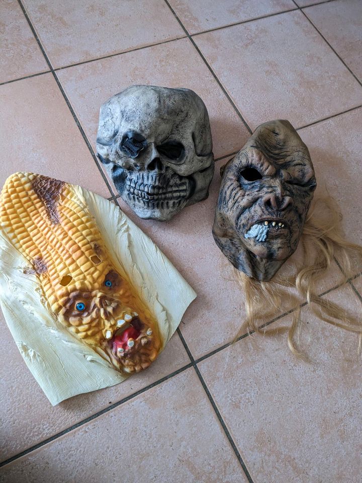 Konvolut Latex Halloween Masken *gruselig* in Struxdorf