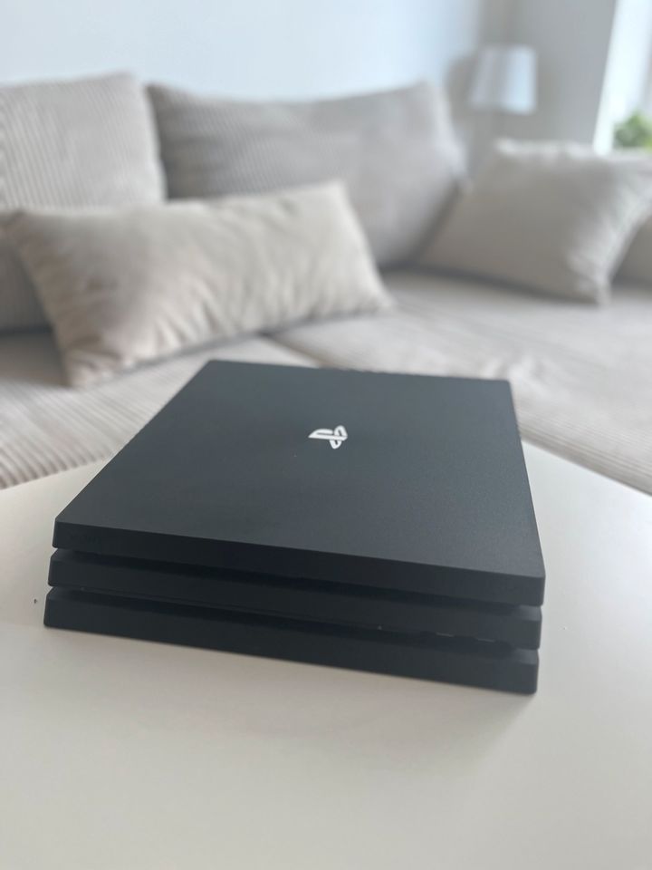 PS4 Pro mit 1 Controller + 3 Spiele in Leipzig