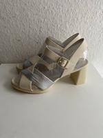 100% Camper Leder Pumps Silber Creme Peeptoes NEU NP 150€ Hessen - Rüsselsheim Vorschau