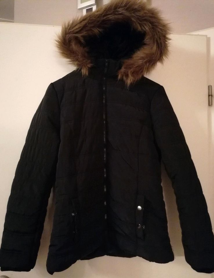 Gr. 40/42, schwarze Jacke mit Fellkapuze, BlueMotion in Nußbaum