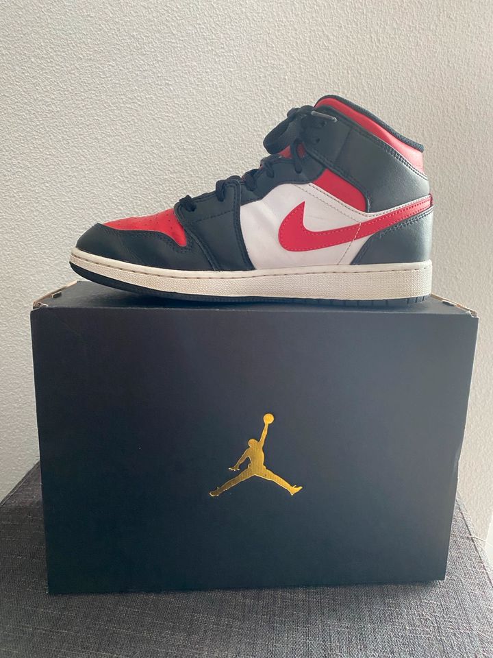 Nike Air Jordan 1 mid Größe 38,5 inkl. Originalkarton in Hilzingen