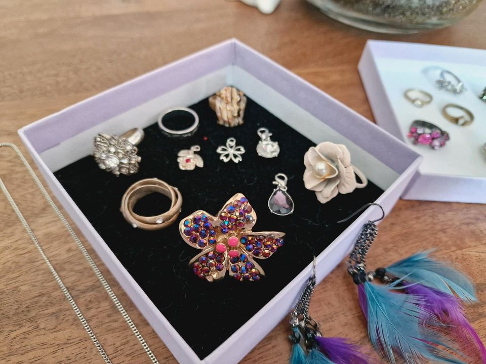 Modeschmuck Konvolut Paket Ringe Ohrring Anhänger für Halskette in Neuss