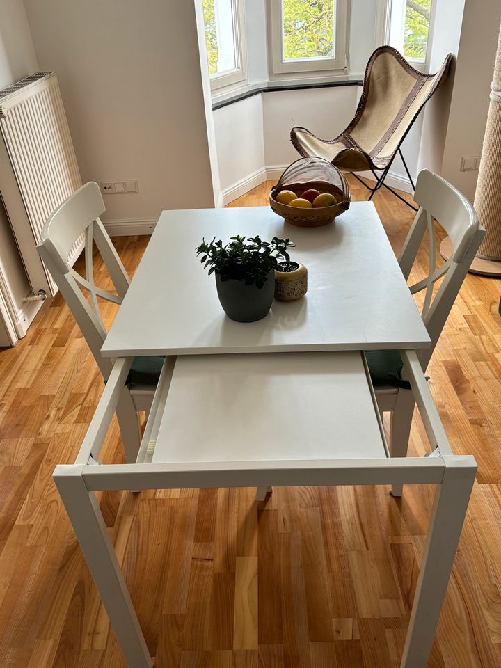 IKEA Tisch ausziehbar + 2 Stühle in Viersen