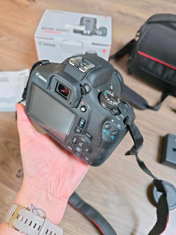 Digitalkamera, Spiegelreflexkamera Canon EOS 2000D, wie neu in Malching