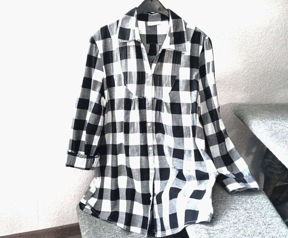 Hübsche lange Bluse, schwarz/weiß, Größe 44/46 - neuwertig in Vellmar