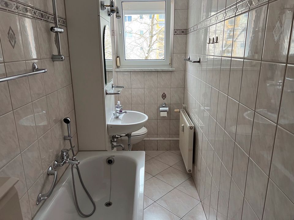 Helle Drei Zimmer Wohnung zu Vermieten in Lauta-Sachsen.400, € in Lauta