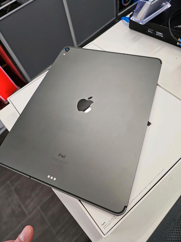 IPad Pro (12.9- inch) WIFI +Cellular 256GB Space Gray Neuwertige in Frankfurt am Main