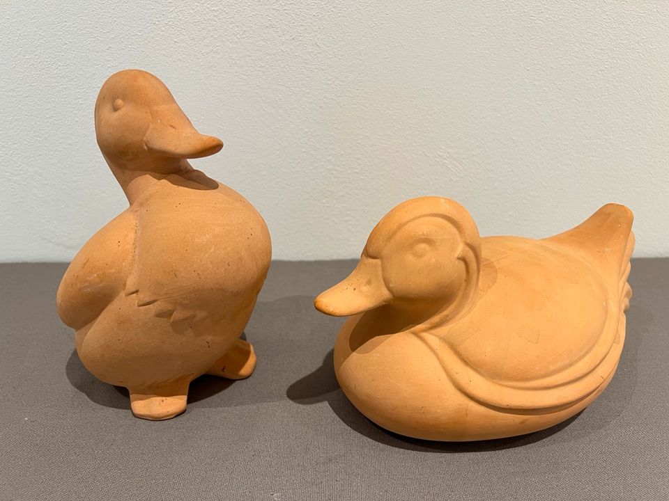 Zwei große Enten aus Terrakotta in Hausach