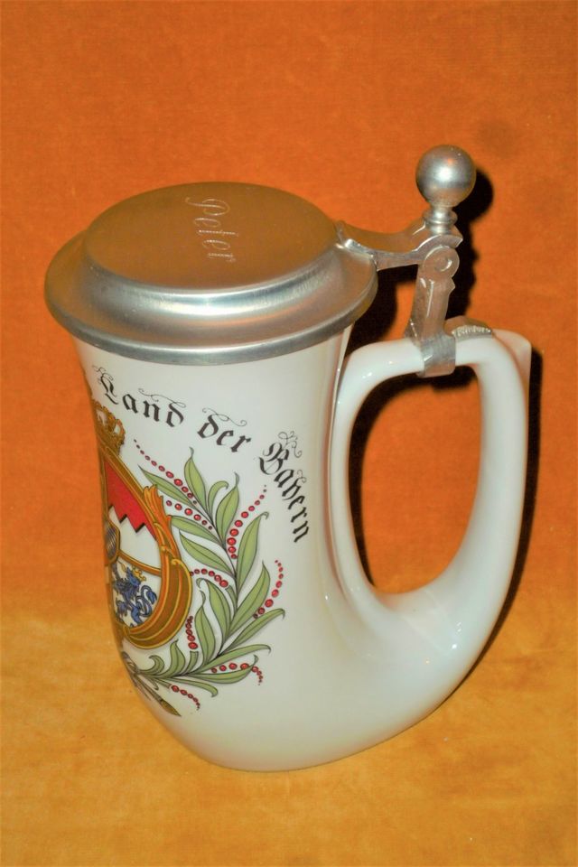 Bierkrug Porzellan Zinndeckel Posthorn Dr. Merkle Atelier Gravur in Kausen