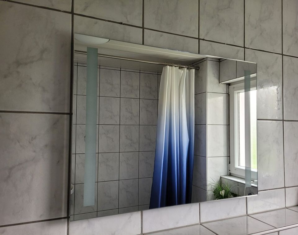 Schöner Badezimmerspiegel mit Beleuchtung in Erbach