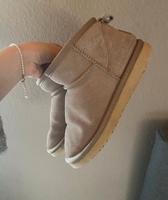 Ugg Uggs UGG mini Sand Beige Boots Stiefel Stiefelletten Niedersachsen - Winsen (Aller) Vorschau