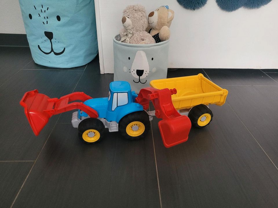Spielzeug großer Traktor mit Anhänger. Neuwertig in Gütersloh