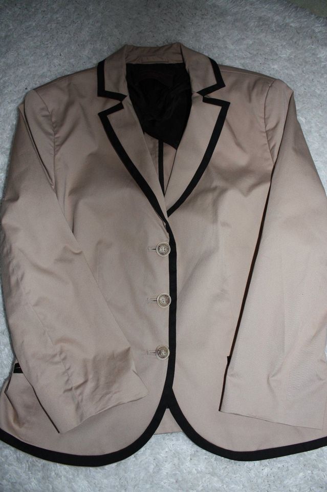 S. Oliver Kurz Blazer beige Gr. 38 schw. Paspeln in Kassel