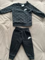 Baby Nike Anzug Hose und Pullover unisex 74/80 Niedersachsen - Staufenberg Vorschau