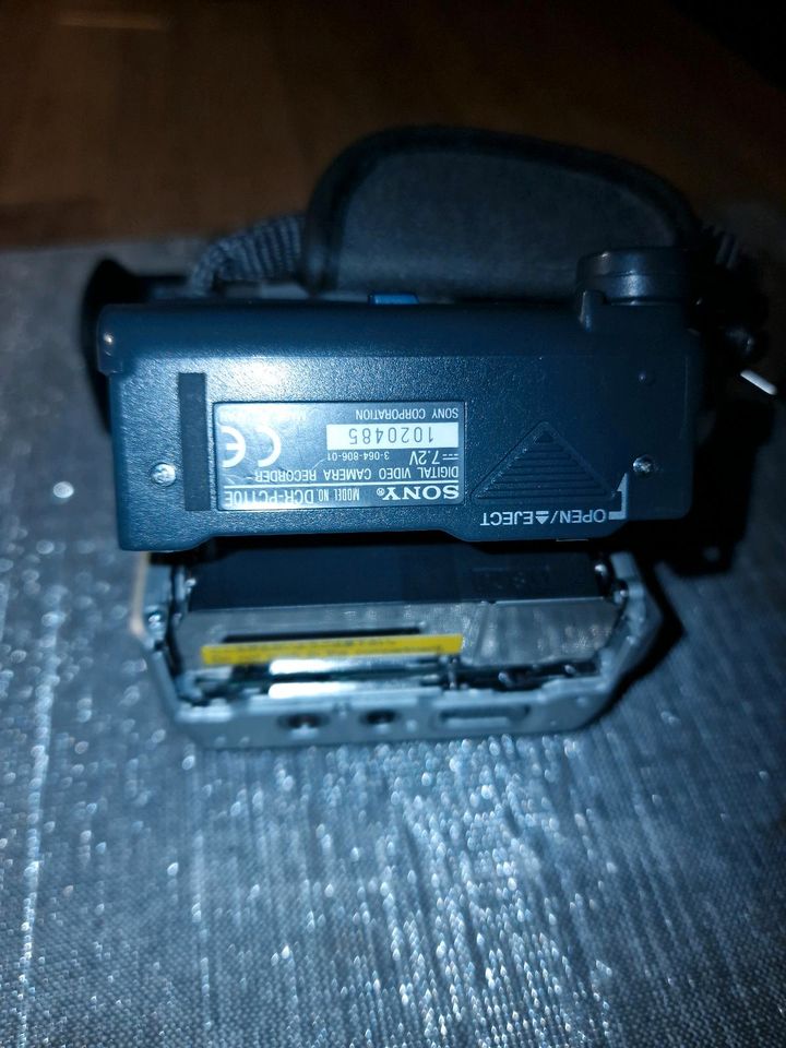 sony Digital Video Camera Recorder DCR-PC110E in Beverungen