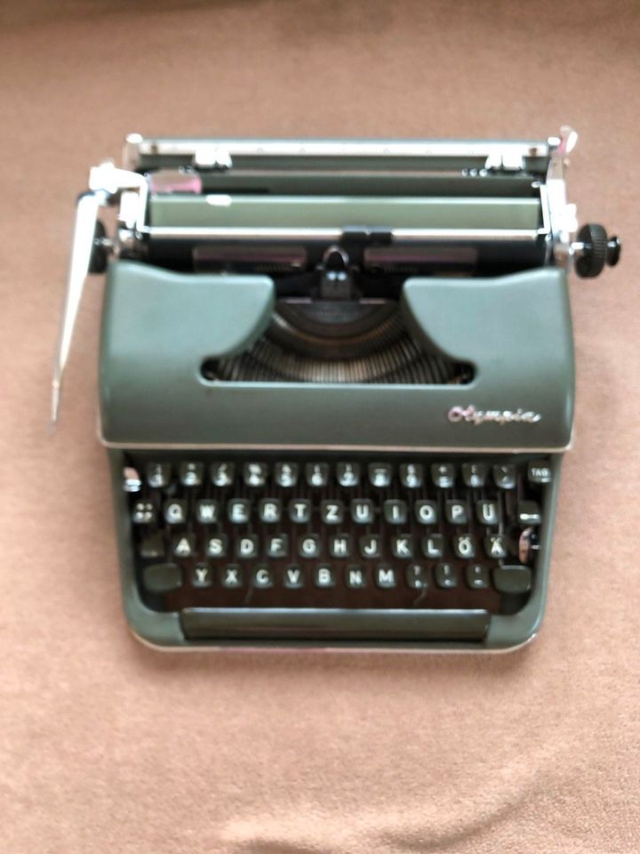 Alte Reise-Schreibmaschine Olympia mit Koffer (Vintage) 1953 in Nagold