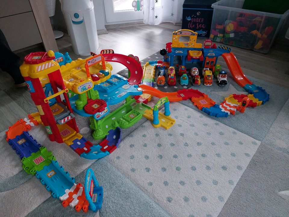 VTECH Tut Tut Babyflitzer Parkhaus+Werkstatt+Straßenset+12 Autos in Nieste