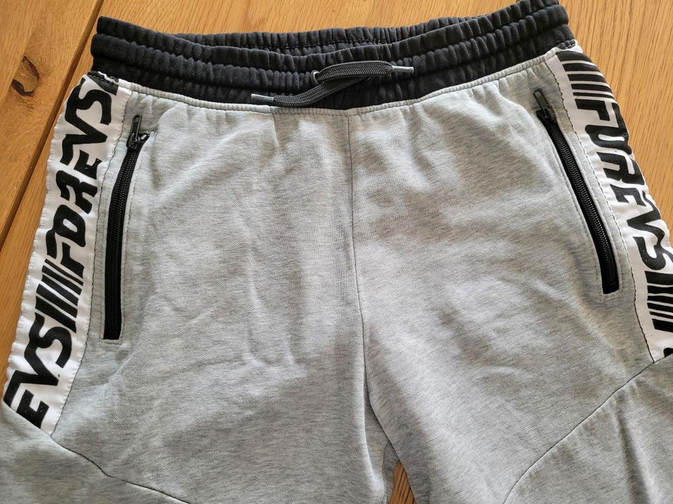 H&M Jungen Sweatshorts grau Gr.164 in Bocholt