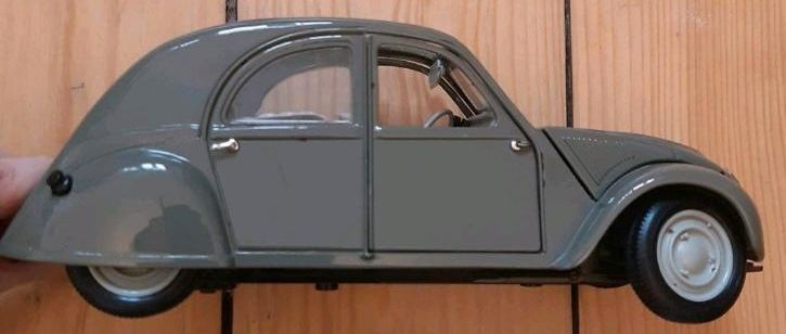 Graues Modellauto - Citroën in Augsburg