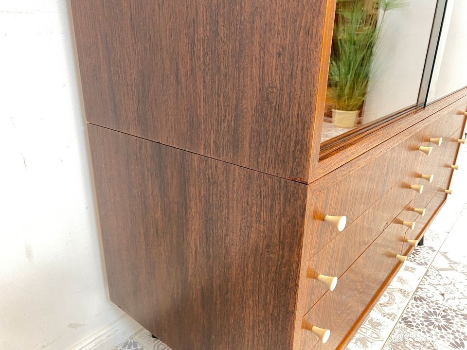 WMK Hochwertige & gut erhaltene Mid-Century Vitrine aus vollem Holz mit Schubladen und mit neuen Metallfüßen upcycelt # Highboard Schrank Kommode Geschirschrank Sideboard Anrichte Vintage 50er 60er in Berlin