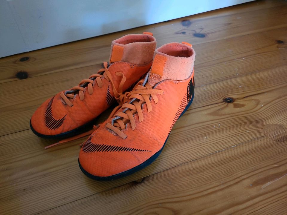 Nike Fußballschuhe Mercurial Gr. 35 in Berlin