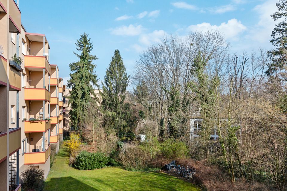 Bezugsfrei! 2 - Zimmer Wohnung mit geräumigen Balkon nahe Schloßstraße in Berlin