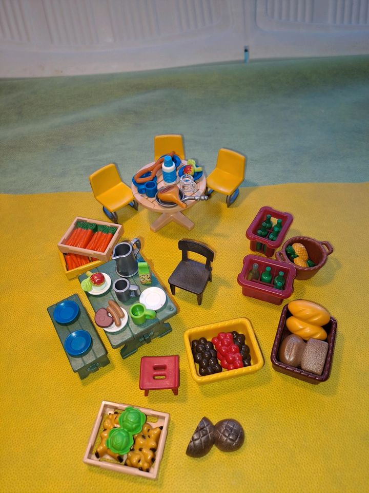 Playmobil Tisch Stühle Essen Geschirr Lebensmittel Konvolut in Altenstadt