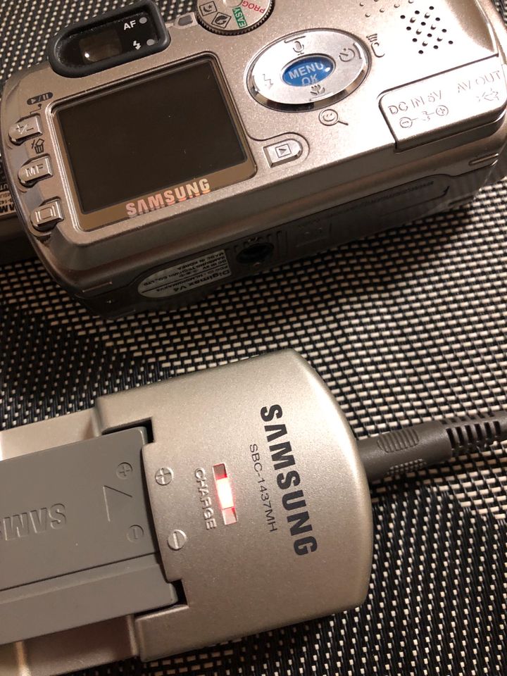 SAMSUNG Digimax V4 Digital Camera in Lauenburg