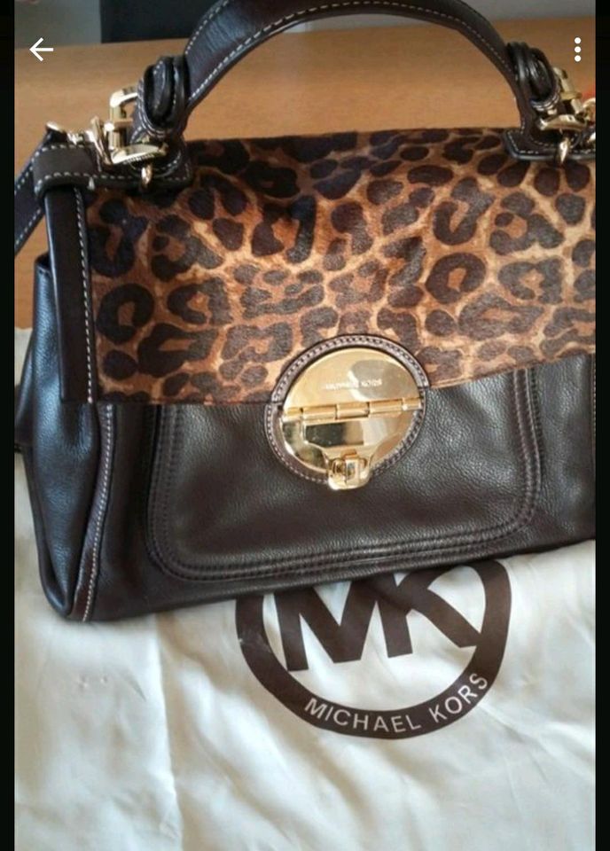 Michael Kors Handtasche mit MK Stoffbeutel in Düsseldorf