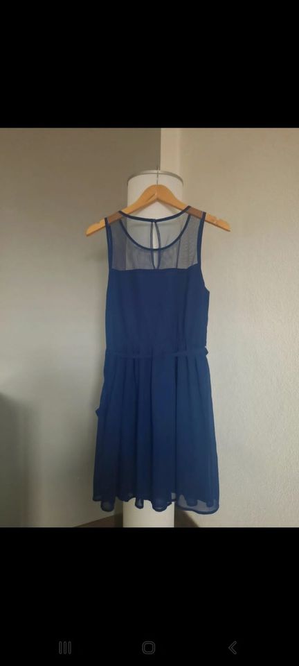 Blaues festliches Kleid in Burgsinn