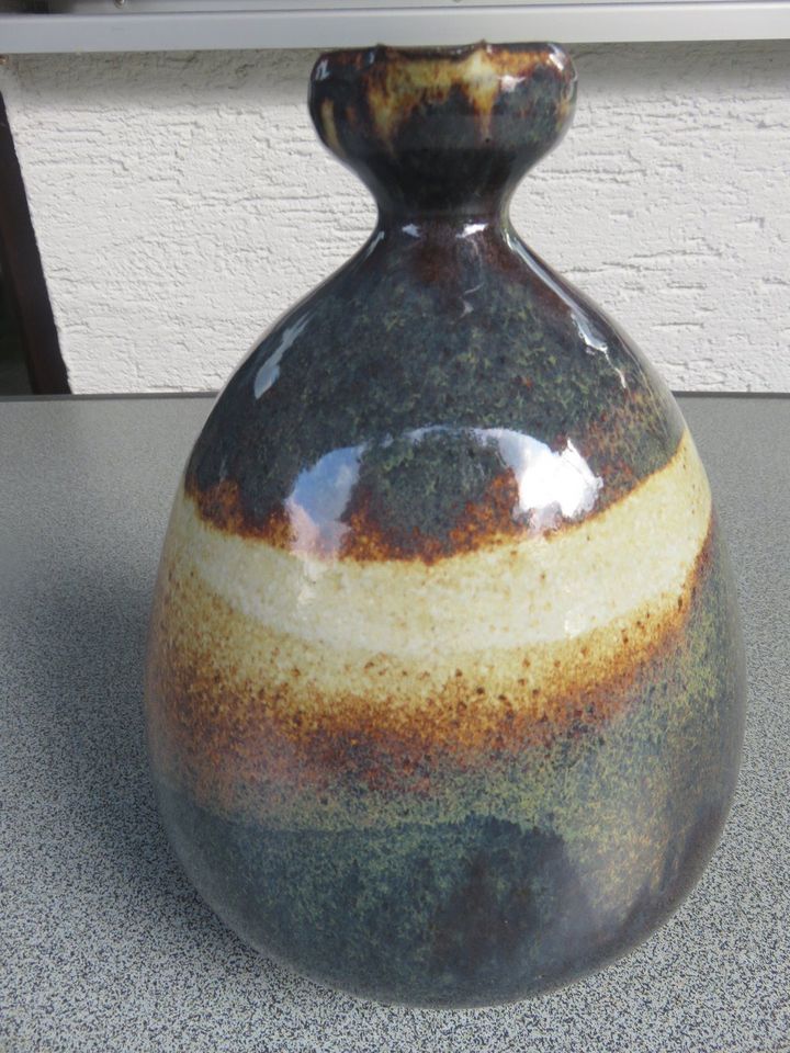 handgefertigte Vase aus Unteramergauer Töpferei in Augsburg