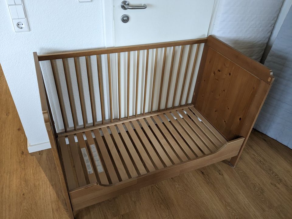 Verkaufe Babybeistellbett aus Holz mit Zubehör in Freiburg im Breisgau