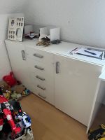 abgebaute Kommode Schrank weiß glänzende Türen Möbel Kinderzimmer Bremen - Hemelingen Vorschau